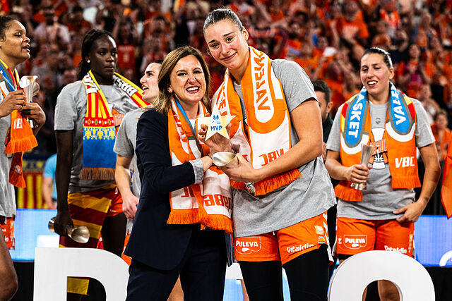 Raquel Carrera con el premio MVP de la final.