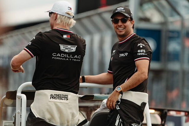 Checo P�rez, sonriente, junto a Valtteri Bottas.