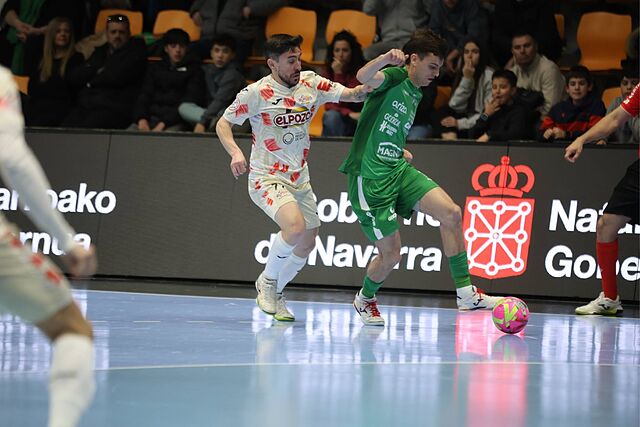 Josu Mendive protege ante Dener