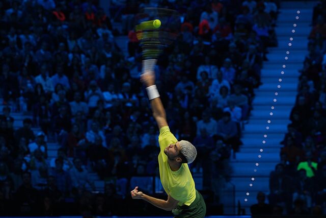 Alcaraz, en el momento del saque.