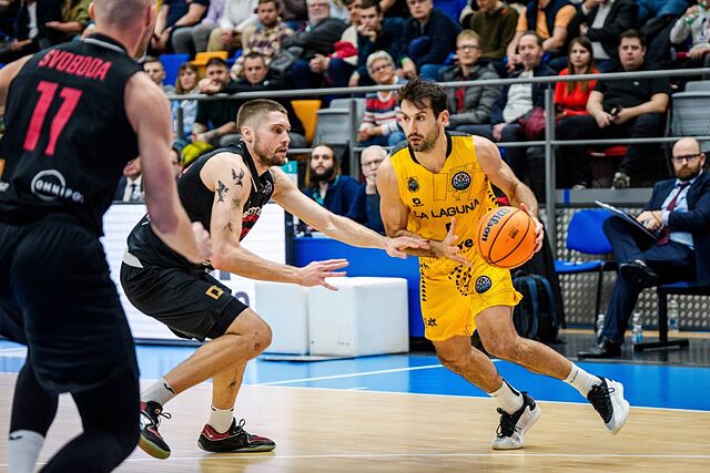 Bruno Fitipaldo dirige un ataque en el partido ante el Nymburk.