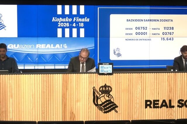 Xabi Prieto, el notario y el empleado de la Real que han participado en el sorteo.