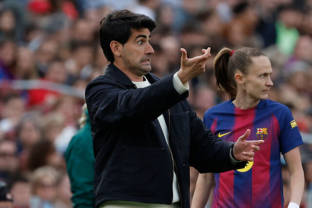 Pau Quesada dando instrucciones durante su partido en el Camp Nou