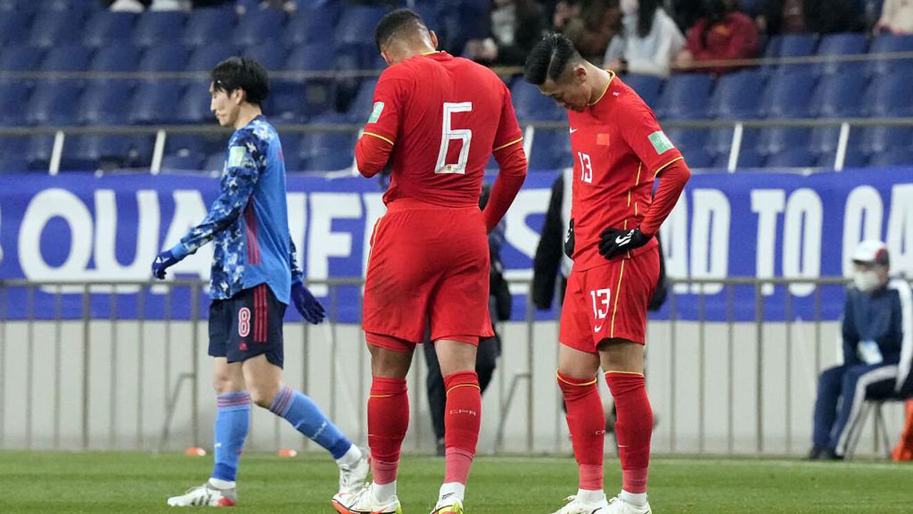 Jiang Guangtai y Xu Xin, cabizbajos tras caer ante Jap�n.