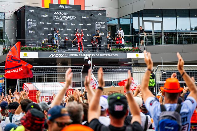 Aldeguer y Marc M�rquez, en el podio de Austria.