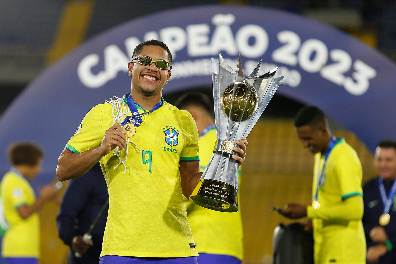 Vitor Roque, tras ganar el Sudamericano Sub-20 con Brasil.