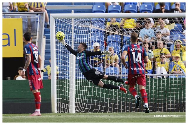 Espectacular estirada de Dani Jim�nez para evitar un gol de Las Palmas