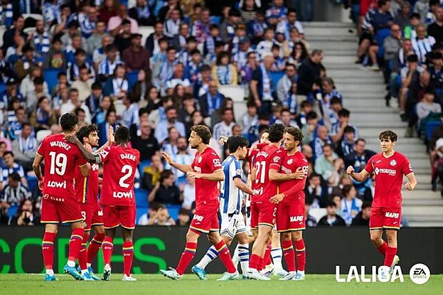 Los futbolistas del Getafe celebran el gol en propia puerta de Gorrotxategi.