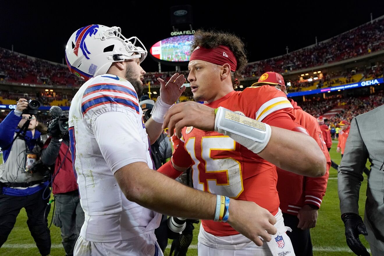 Patrick Mahomes and Josh Allen shared a chilling moment before epic...