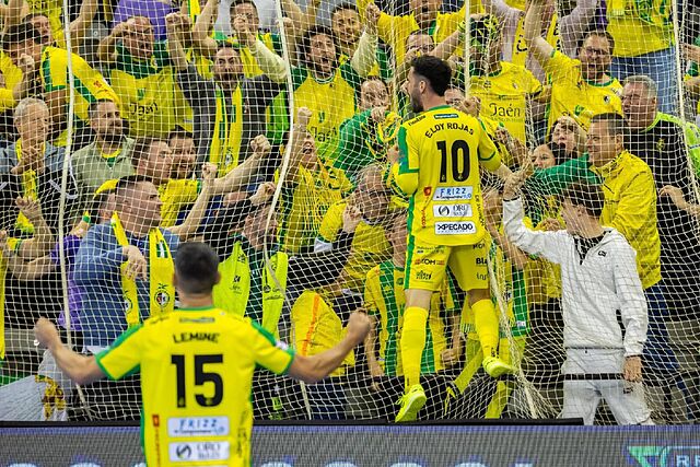 Eloy Rojas celebra con parte de la afici�n de Ja�n Para�so Interior el 1-3