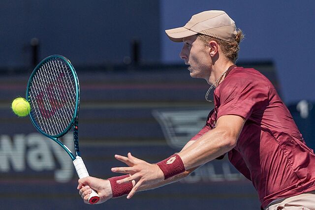 Landaluce conecta una volea.