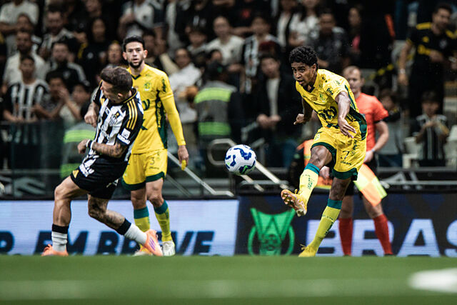 Gabriel, despeja el bal�n en un partido del Marissol ante el Atl�tico Mineiro.