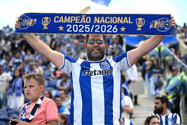 Un aficionado del Oporto luce una bufanda de campe�n.