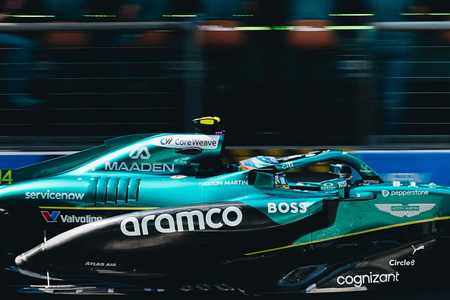 Alonso, en el carril de boxes.