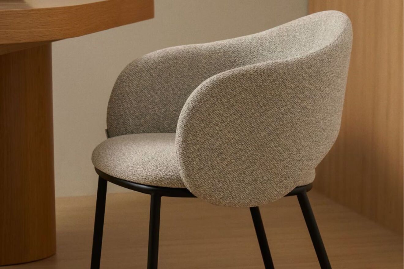 Esta silla de Kave Home combina chenilla beige, reposabrazos y un diseño que destaca en el comedor.