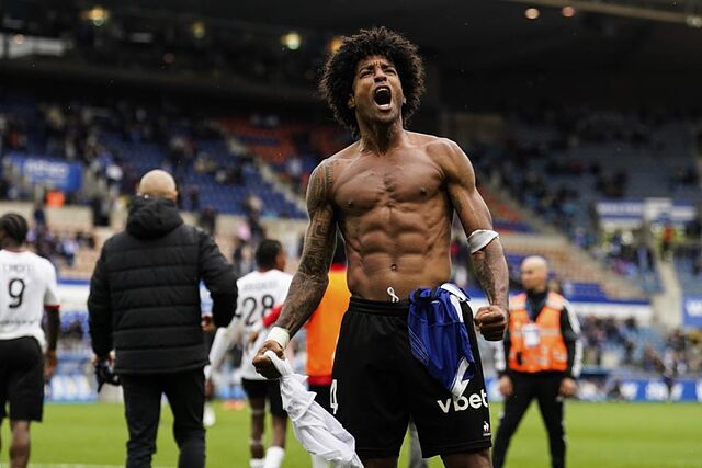 Dante celebra una victoria del Niza.