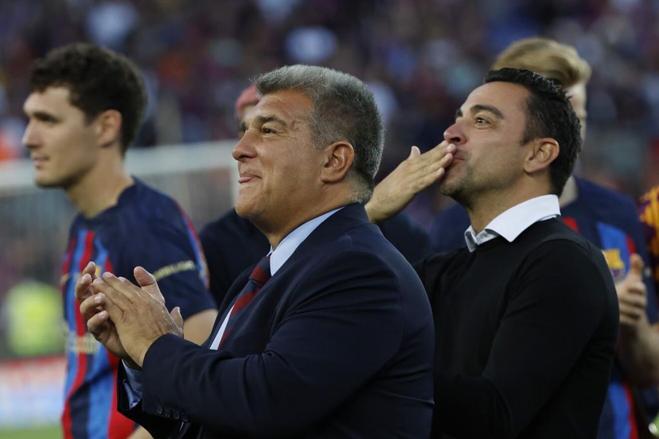 Laporta, satisfecho, sobre el c�sped del Camp Nou.