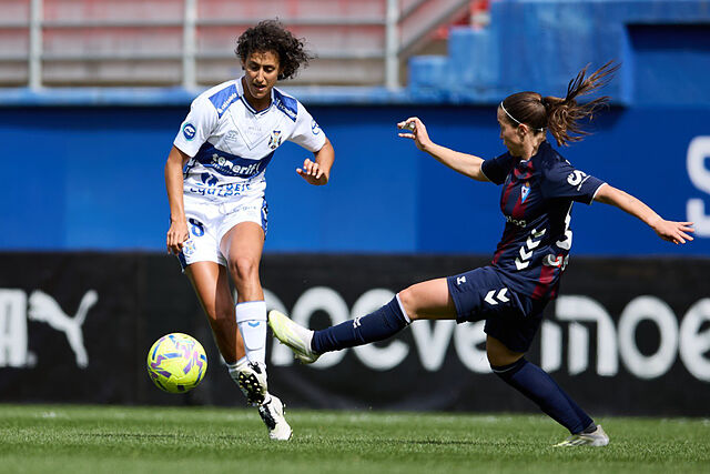 Elba Verg�s y Arene Altonaga pujan por un bal�n en Ipur�a