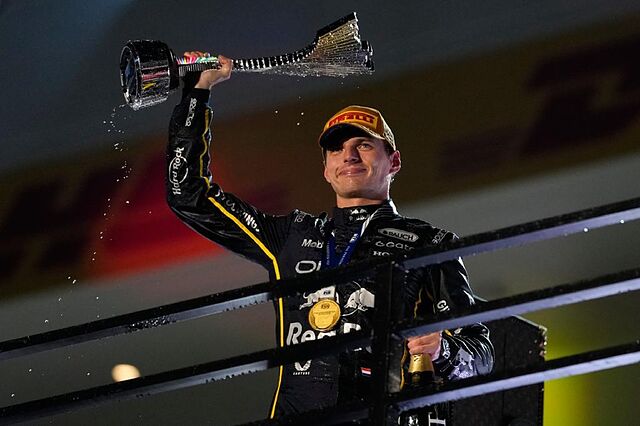 Verstappen, con el trofeo de ganador en Las Vegas.