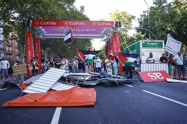 Manifestantes protestas en la �ltima etapa