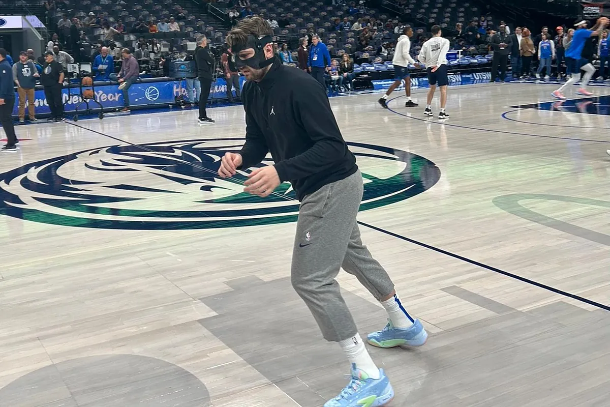 luka doncic cigarettes Luka Doncic wears mask in warmups before smoking the Oklahoma City Thunder