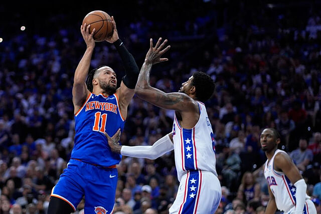 Jalen Brunson lanza a canasta ante la defensa de Paul George.