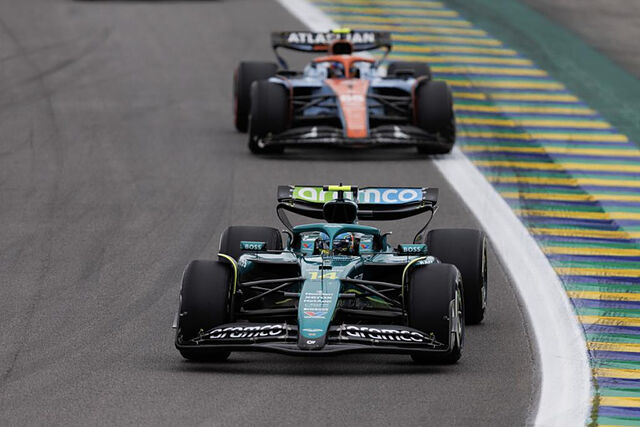 Alonso, por delante de Sainz.