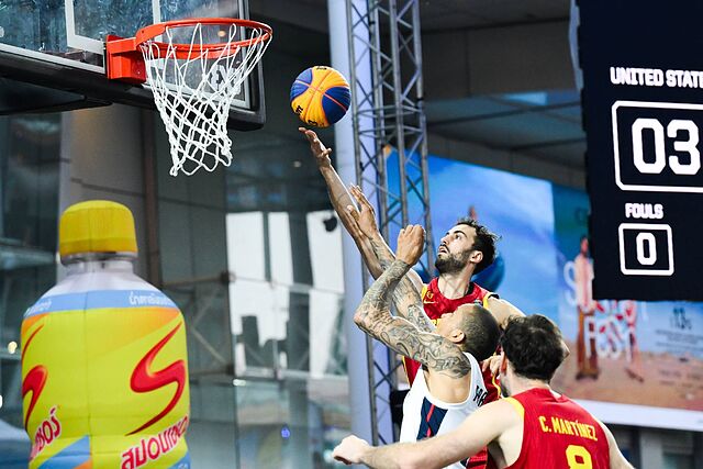 Guim Exp�sito realiza una entrada a canasta durante el partido.