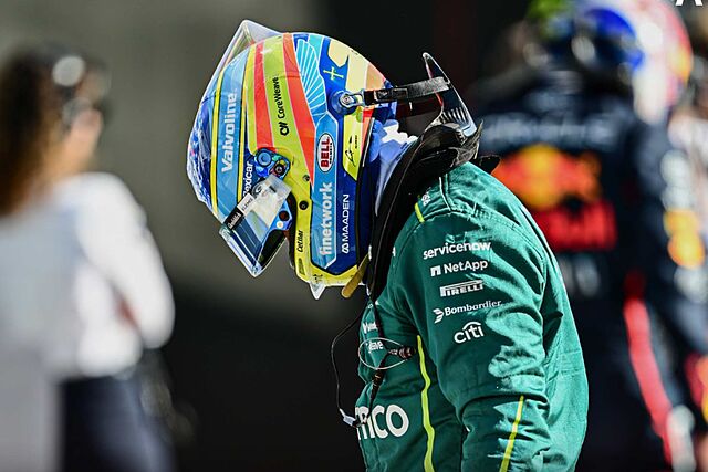 Alonso, cabizbajo, tras el abandono.