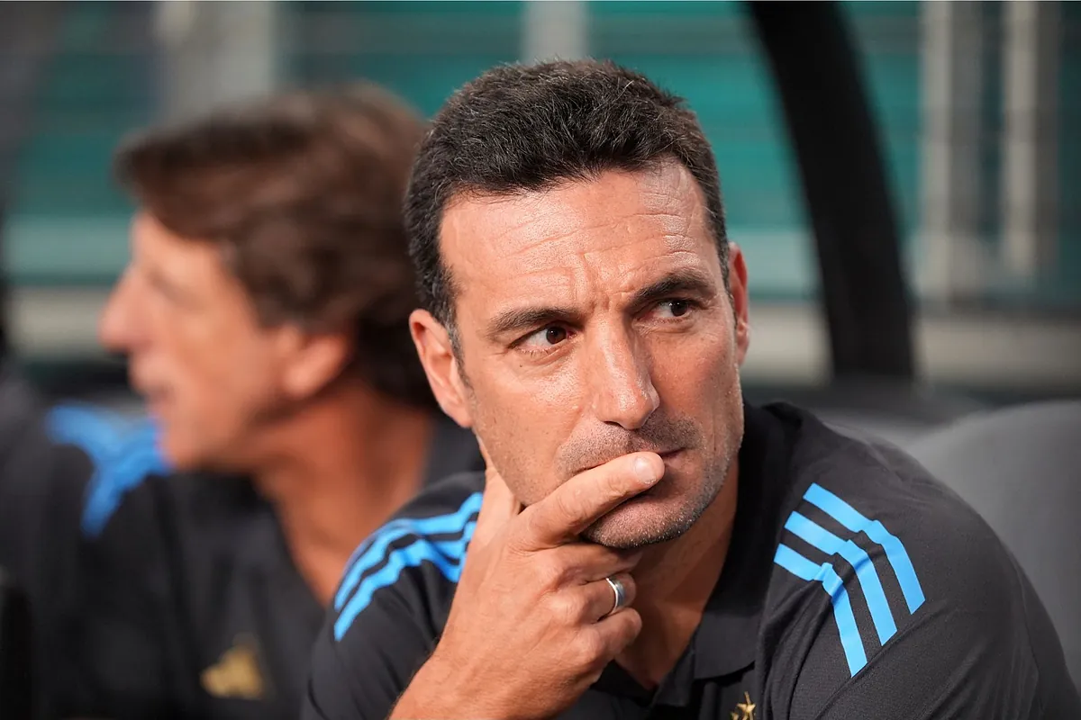 Lionel Scaloni receives warning from young fan in press conference