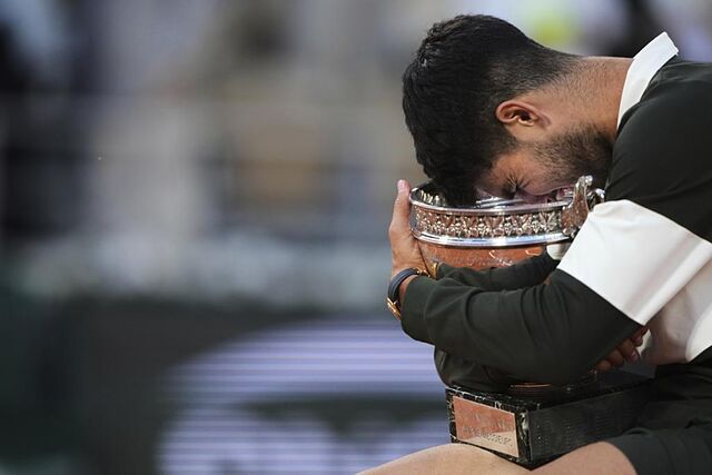 Carlos Alcaraz, con el trofeo de campe�n de Roland Garros 2025