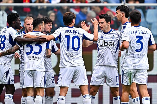 Los jugadores del Como celebran el gol de Douvikas