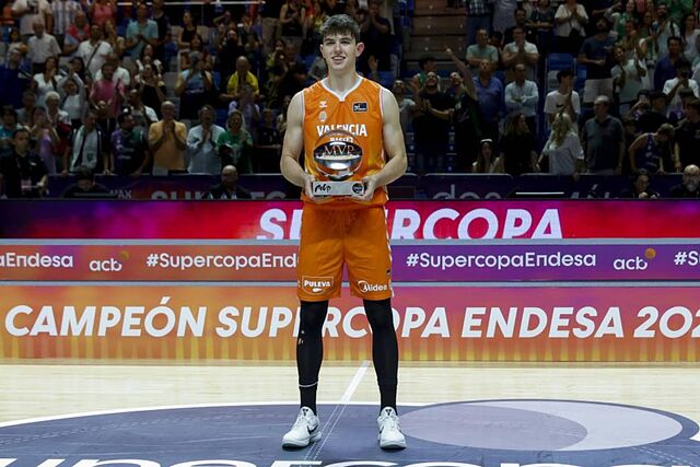 Sergio De Larrea, con el MVP de la Supercopa Endesa.