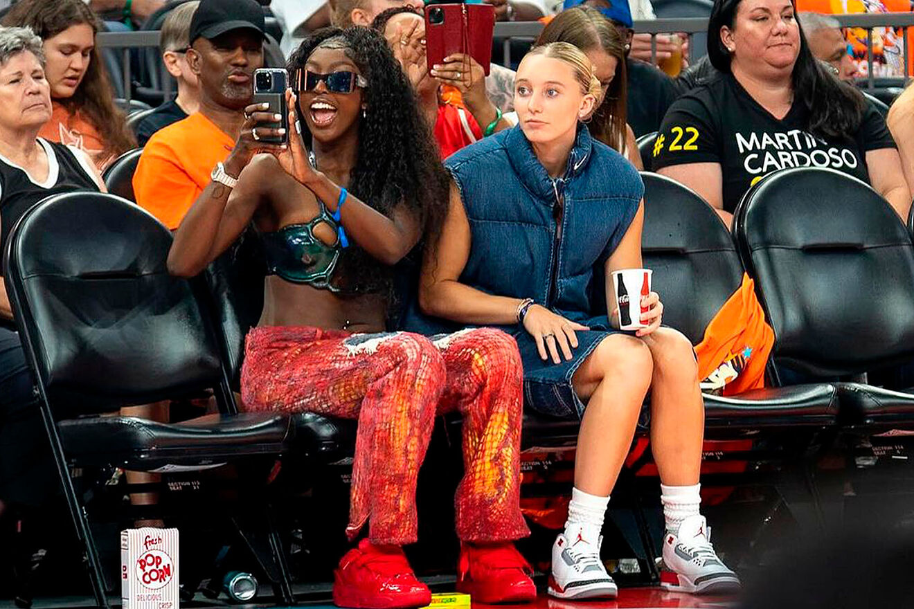 Paige Bueckers and Flau'Jae flaunt their bling in a playful rivalry...