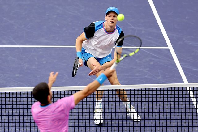 Alcaraz remata ante la presencia de Sinner en Indian Wells