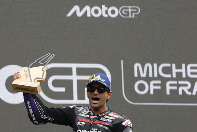 Jorge Mart�n, en el podio de Le Mans.