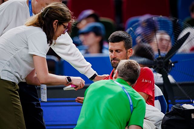 Djokovic recibe una pastilla.