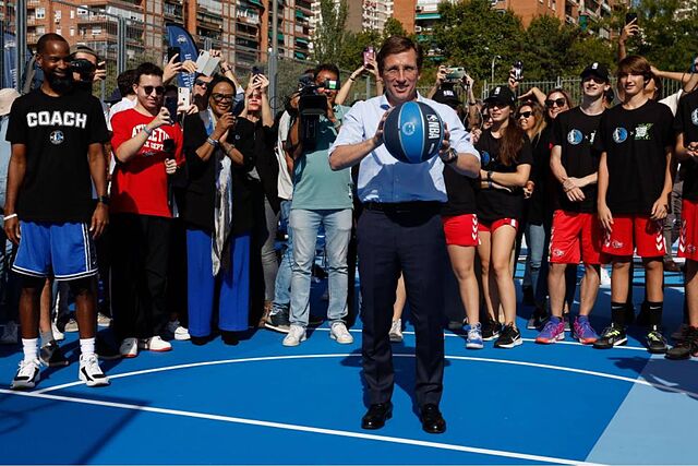 El alcalde de Madrid, Jos� Luis Mart�nez-Almeida, inaugurando unas pistas de basket.