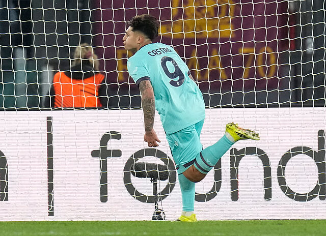 Santiago Castro celebra con el Bolonia.