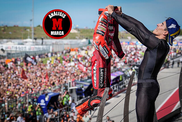 Marc M�rquez, celebrando su victoria en el podio de Misano.