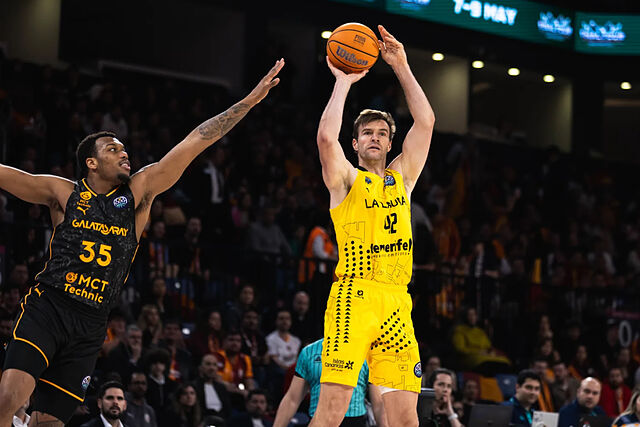 Aaron Doornekamp trata de lanzar ante la defensa de Fabian White Jr.