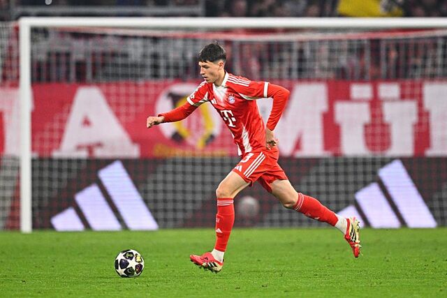 Filip Pavic se dispone a pasar el bal�n ante la Atalanta.