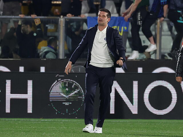 COMO (Italy), 12/04/2026.- FC  lt;HIT gt;Inter lt;/HIT gt;'s coach Cristian Chivu walks on the pitch after winning the Italian Serie A soccer match between Como 1907 and FC  lt;HIT gt;Inter lt;/HIT gt;  lt;HIT gt;Milan lt;/HIT gt;, in Como, Italy, 12 April 2026. (Italia) EFE/EPA/ROBERTO BREGANI