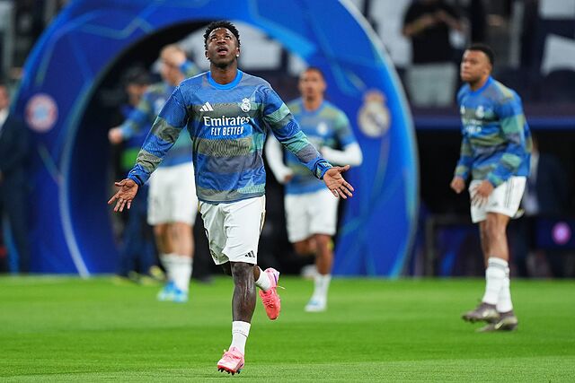 Vinicius, durante el calentamiento antes de medirse al Bayern.