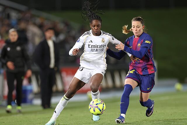 Feller luchando por el bal�n con Ona Battle en el Cl�sico.