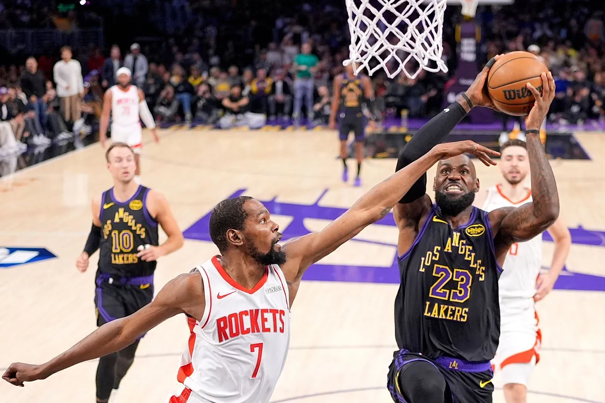 LeBron James wins the latest battle against Kevin Durant as the Los Angeles Lakers tilt the series in their favor