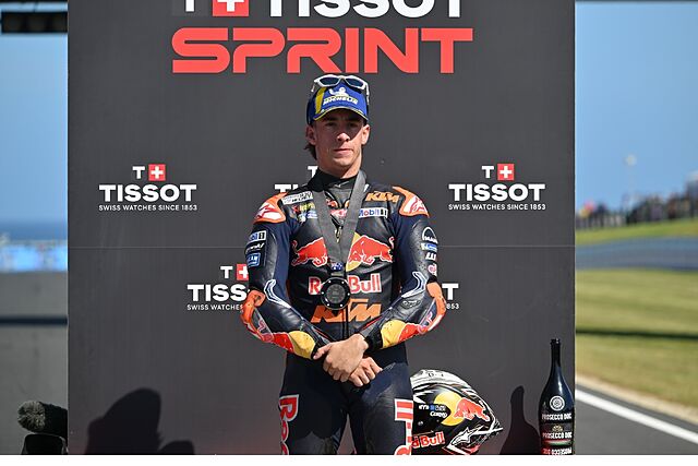Pedro Acosta, en el podio del Sprint de Phillip Island.