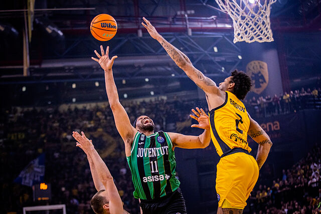 Jabari Parker lanza a canasta ante la oposici�n de Brown.