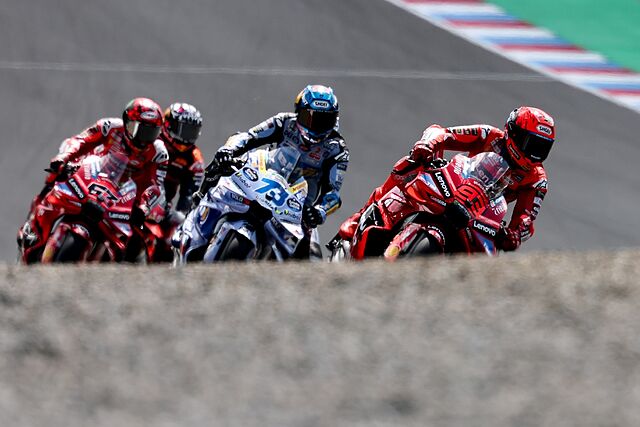 Marc M�rquez, �lex M�rquez y Bagnaia, durante el desarrollo de la Q2 en Brno.