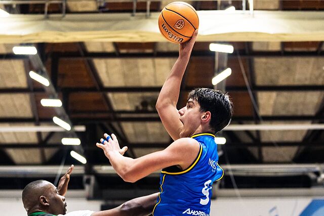 Andr�s Am�n, el p�vot de 2,13 m. y 18 a�os que viene en el baloncesto espa�ol